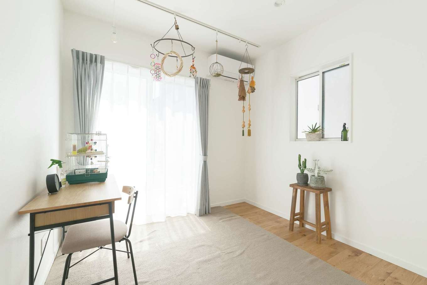 三和建設【デザイン住宅、趣味、間取り】将来、親と同居することも想定して用意した1階の洋室。現在は、コザクラインコをカゴから出して遊ばせる部屋に