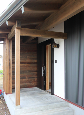 玄関にも深い軒を。落ち着きのある木の色合いがあたたかに迎え入れてくれる