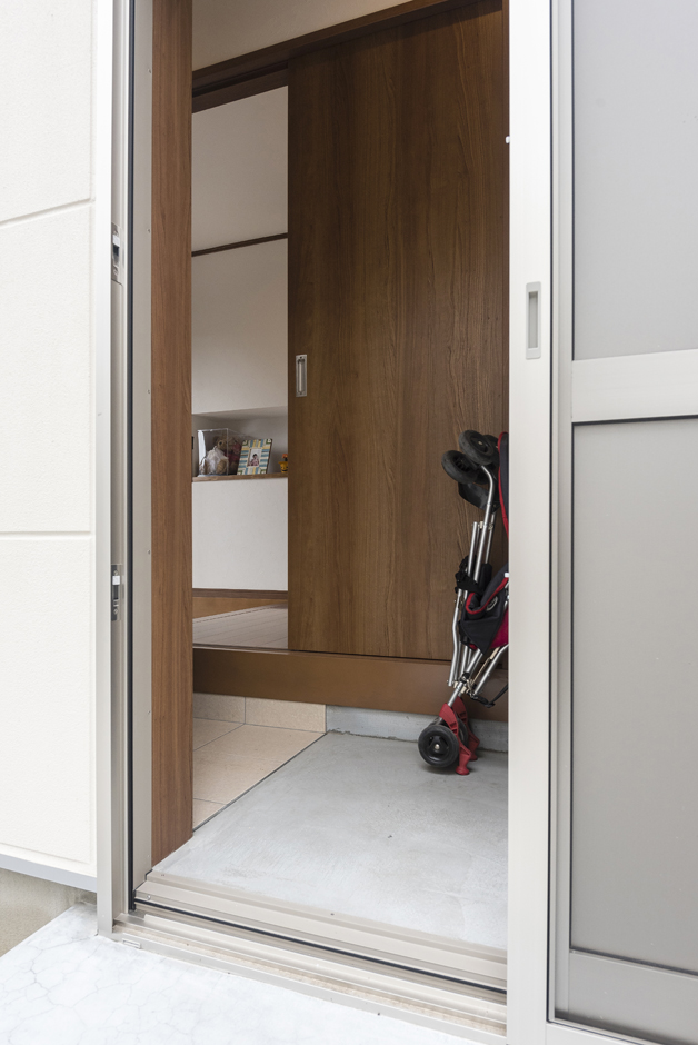 興友ハウス【子育て、収納力、間取り】「子どもが大きくなったらキャンプに行きたくて」とWさん。駐車場からも出入りできるよう外扉を配置。玄関を通らずにアウトドアグッズをしまえるようになっている
