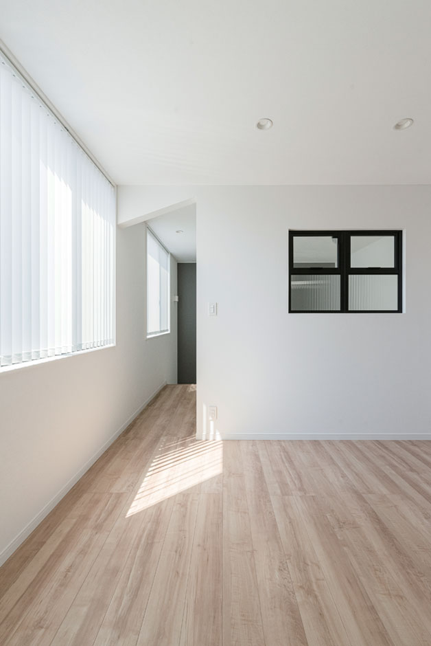 HAPPY HOUSE（山田工務店）【1000万円台、デザイン住宅、子育て】2階ホール。「こだわっているのが1階だけで、2階は普通というのがイヤだったんです」という奥さまの言葉の通り、吹き抜けのアクセントにもなっている室内窓や斜めの垂れ壁など、2階の各空間も希望を溶け込ませることができた