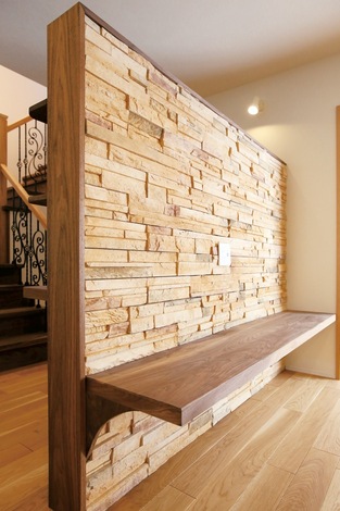 LDKに造作した石張りの腰壁。白と木の空間に異質な素材感が見た目に楽しい