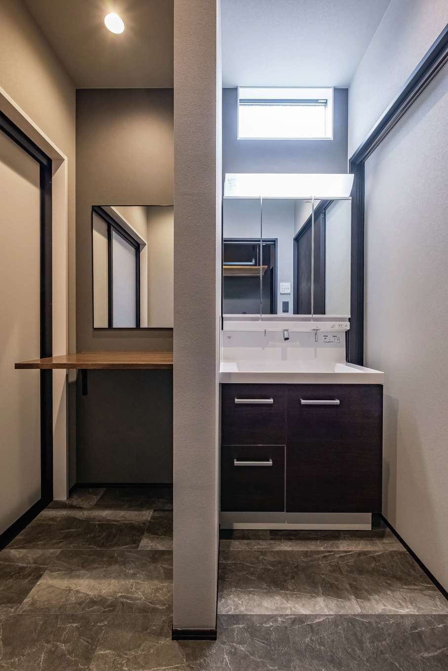 TOZAKI HOME 戸﨑建設　【デザイン住宅、間取り、インテリア】洗面台の横は奥さまの化粧コーナー。朝の身支度など洗面台が混み合う時にゆっくりメイクできる