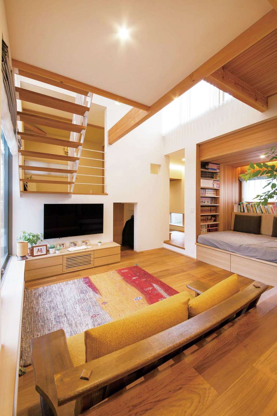 神谷綜合建設 カミヤの家【子育て、自然素材、スキップフロア】蹴込み板のない階段にすることで、北面から差し込む優しい光がリビングを照らす