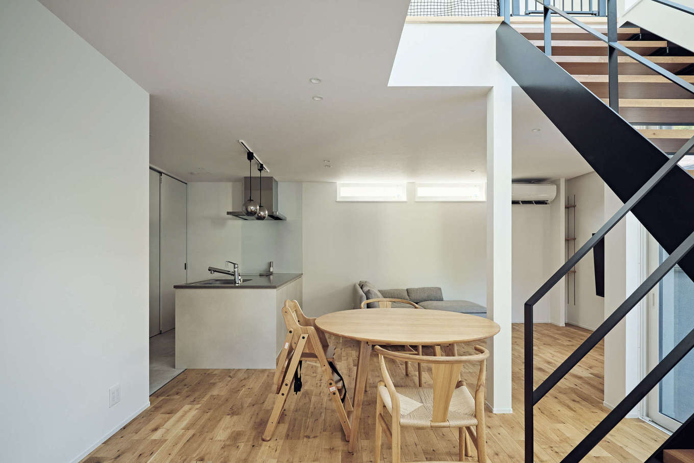 平屋建築ブルーハウス【デザイン住宅、建築家、平屋】吹き抜けと横長の窓で採光も十分に