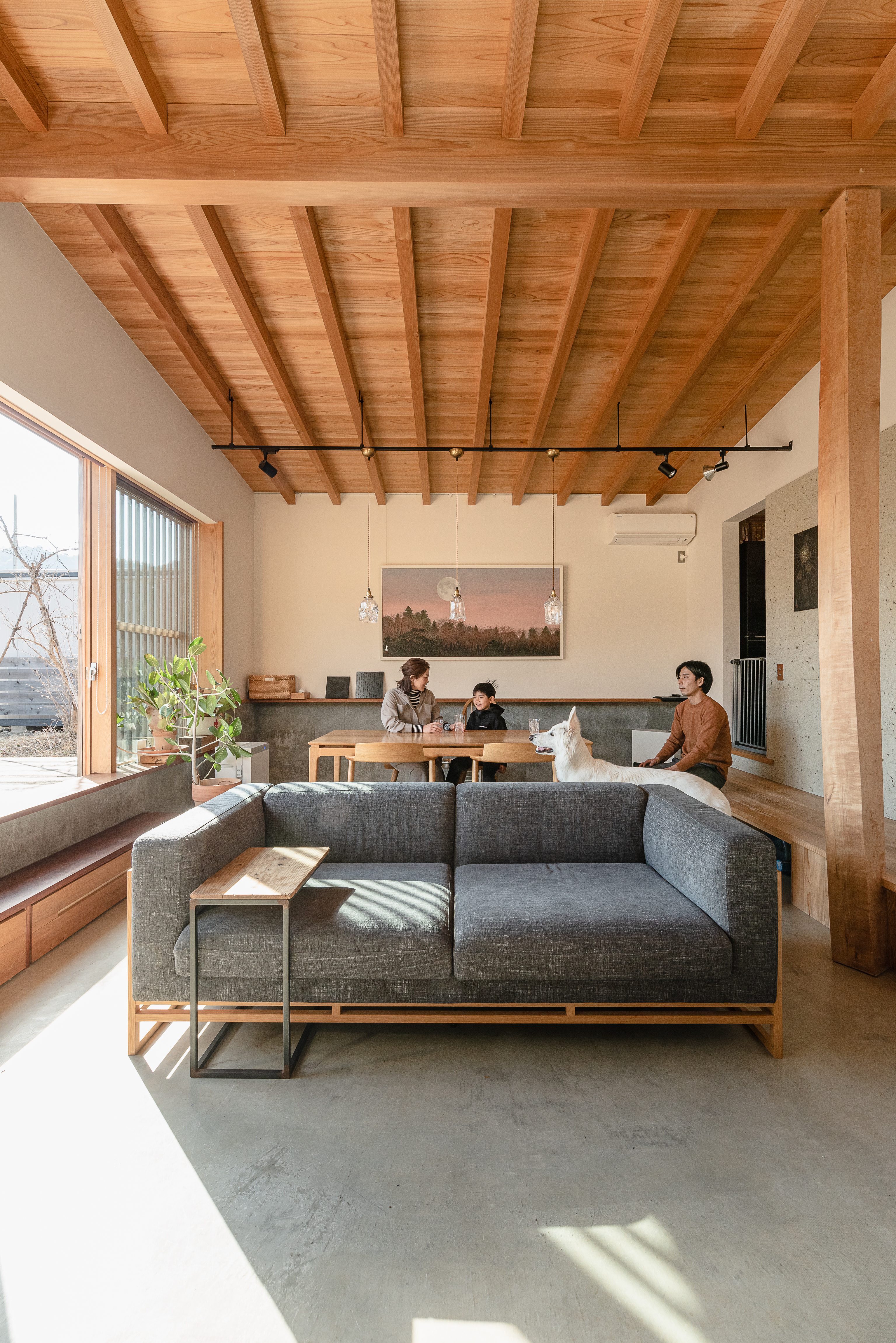 自然な灯に照らされる木材のある景色を、住まい手の目線でご覧頂けます！