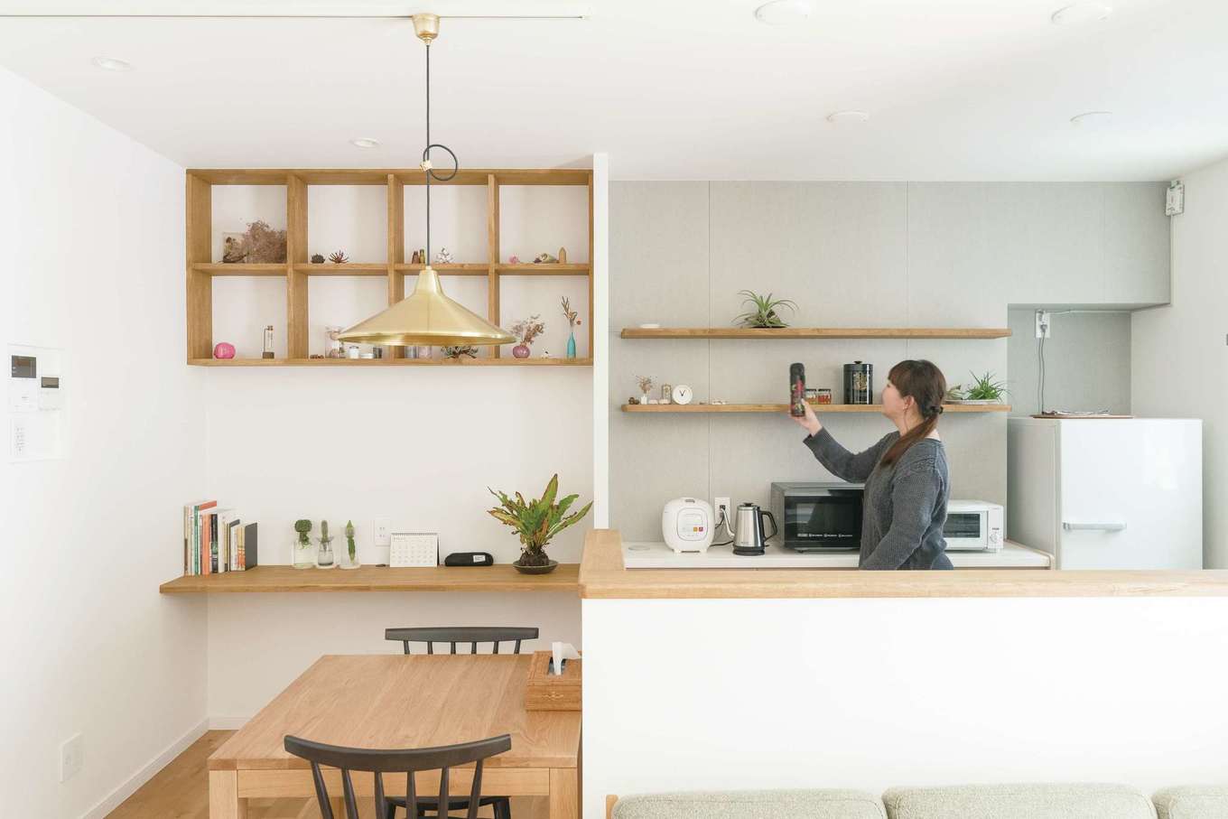 三和建設【デザイン住宅、趣味、間取り】キッチンの背面にはグレーのフレキシブルボードを用いた。各所の素材・色のチョイスは奥さま