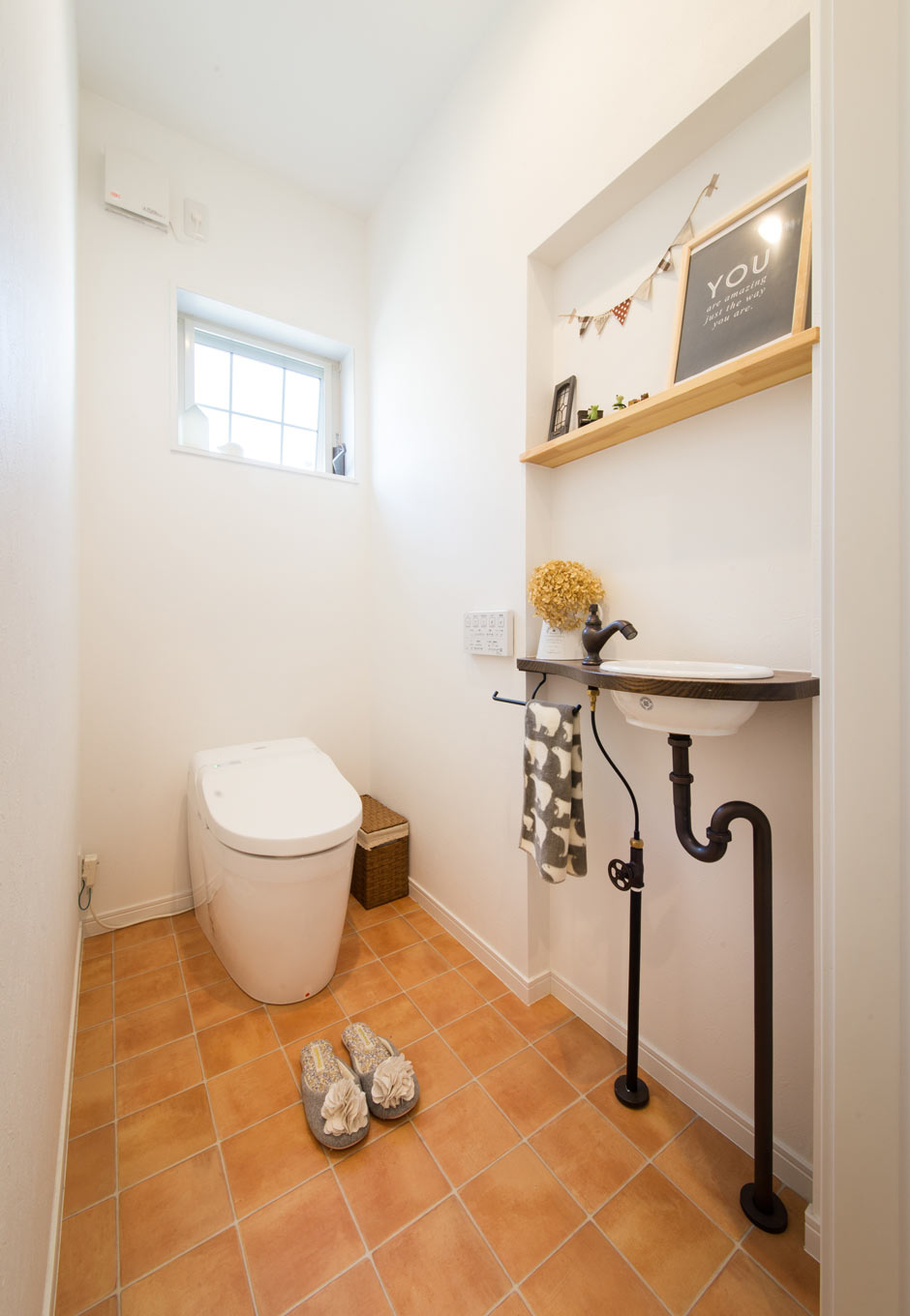 DISTANCE 野本建築【子育て、省エネ、インテリア】手洗いカウンターや、つくりつけの飾り棚でかわいらしさを演出