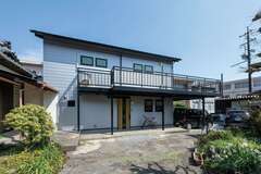 柱と梁だけを残し、スケルトン状態にしてフルリノベーションしたI邸。外からの視線を外し、日当たりと開放感を得るためにLDKは2階に配置した。L字型のバルコニーはそのまま活かした