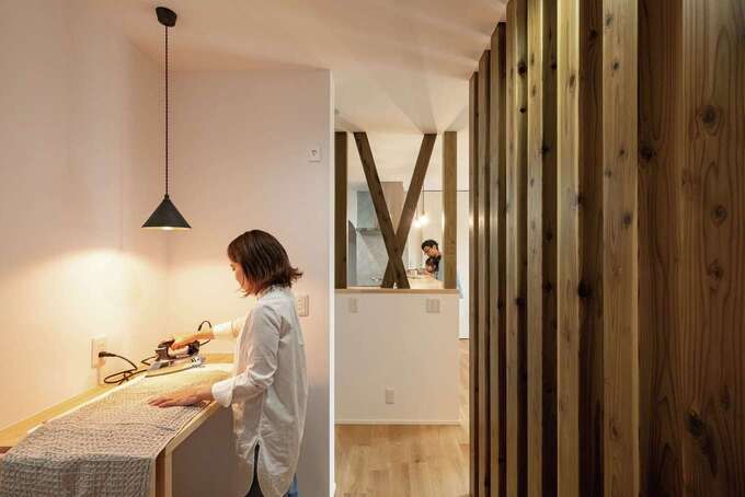 低燃費住宅静岡® TK武田建築｜リビングの一角にある家事室。折り畳み机を造作し、広々とアイロンがけができる