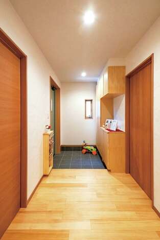 シンプルに整えられた玄関ホール。意外と置き場所やインテリアとの調和に悩むスリッパラックも造作にして統一感をキープ