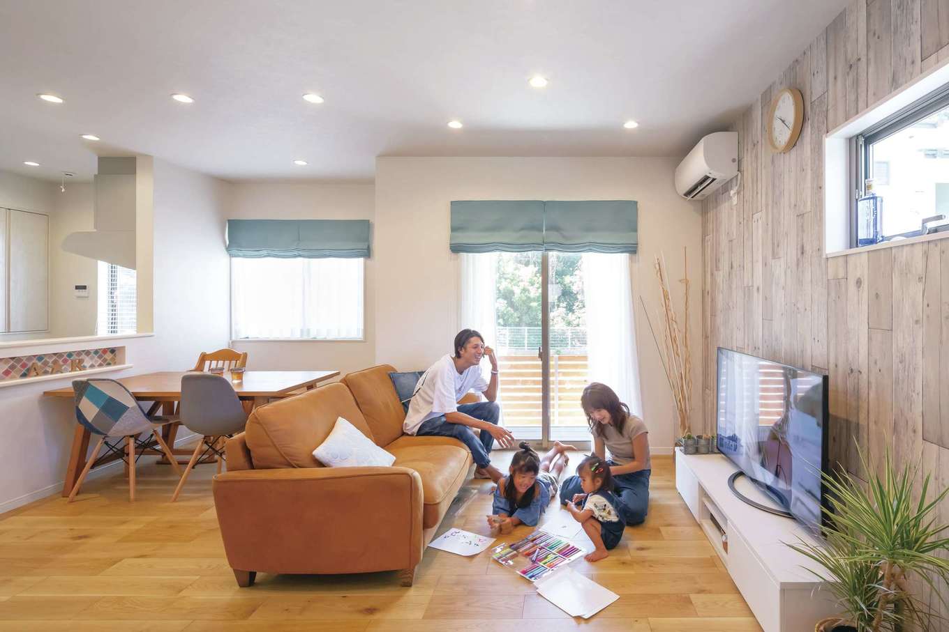 カナメクラフト（かなめ創建）【デザイン住宅、狭小住宅、省エネ】狭小地でも広々としたLDKが実現。リビングの南面にはデッキがあり、掃出し窓を開ければさらにのびやかな空間に