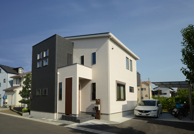 2色で張り分けた外壁に、木質の縦格子がアクセントになったモダンな外観