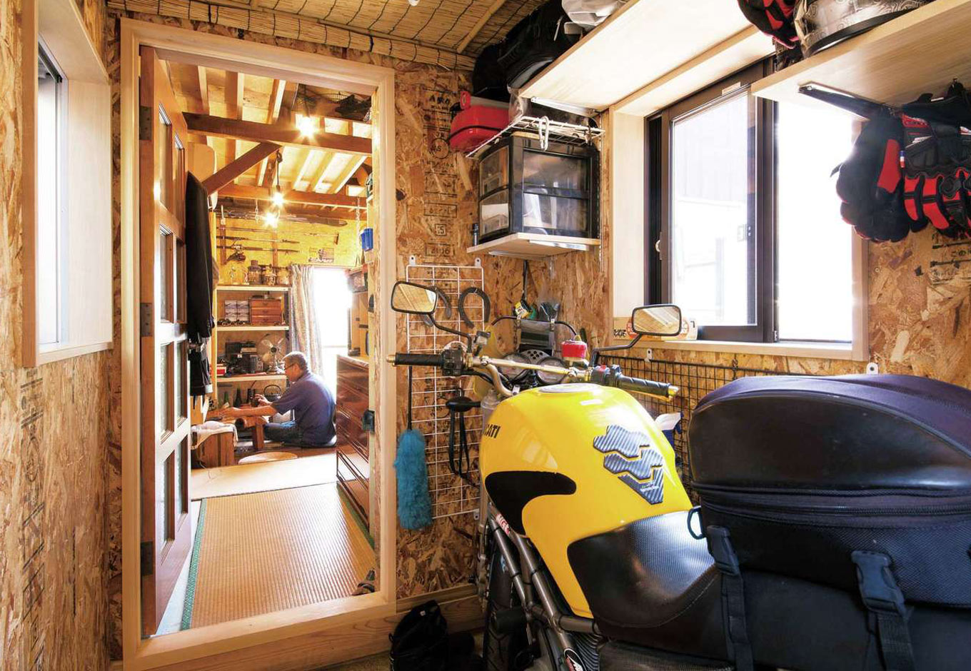 内田建設｜既存の納戸と建物を繋ぐ土間空間はガレージを兼ねて