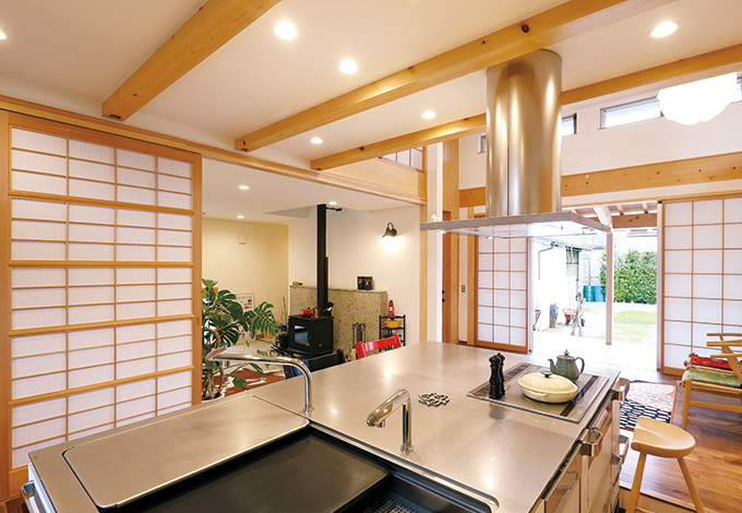 丸昇彦坂建設【和風、自然素材、インテリア】ダイニングテーブルと一体型のオーダーキッチン。ママが料理しながら、子どもも宿題やお絵描きができてコミュニケーションもスムーズ