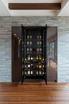 趣味のワインを飾るワインセラー