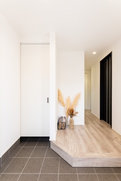 シンプルで開放感のある玄関土間。直線的なデザインがモダンでスッキリとした印象を与える。