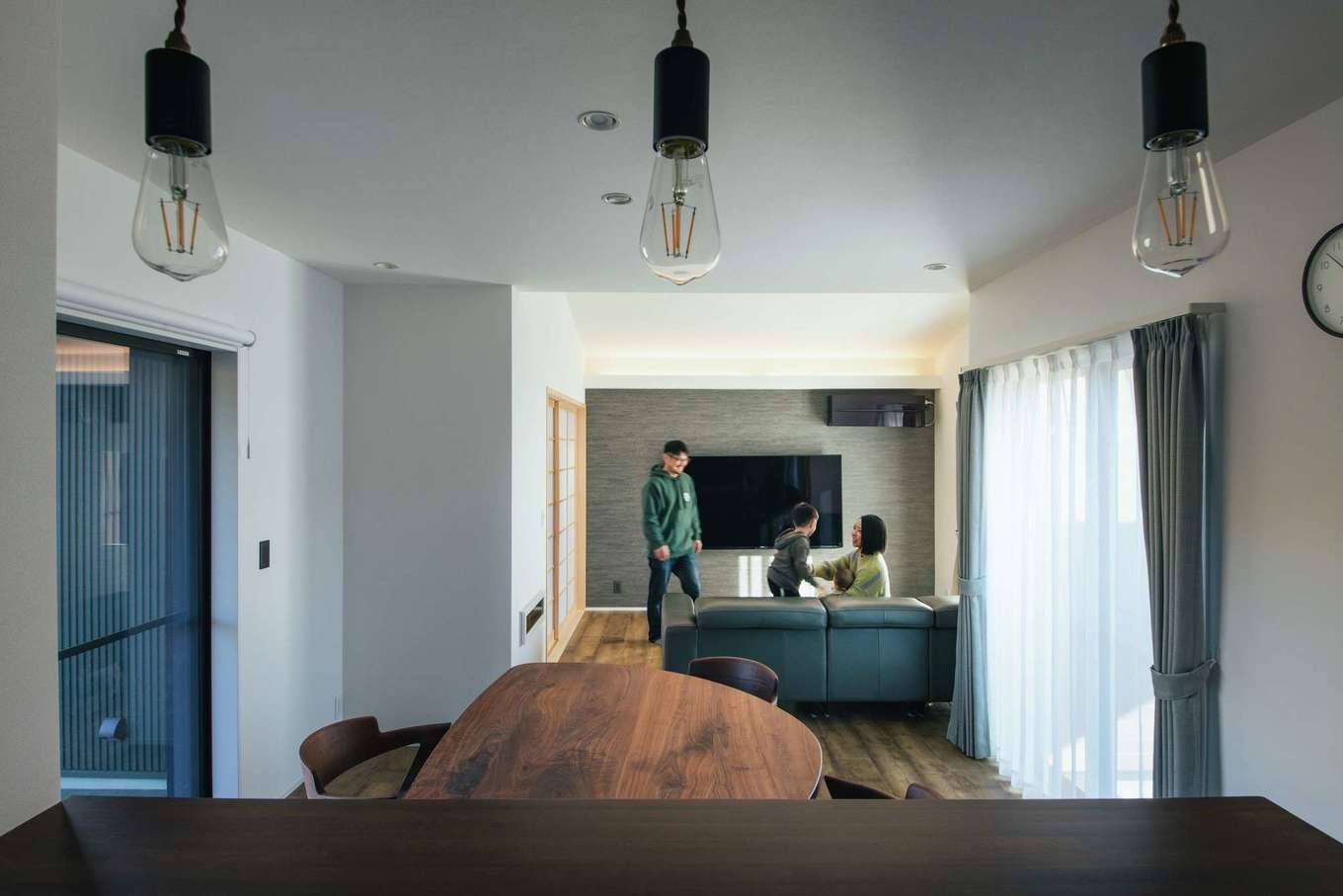 内田建設【デザイン住宅、子育て、間取り】光あふれ、風そよぐLDK。塩ビタイルの床に合わせて家具をセレクトした