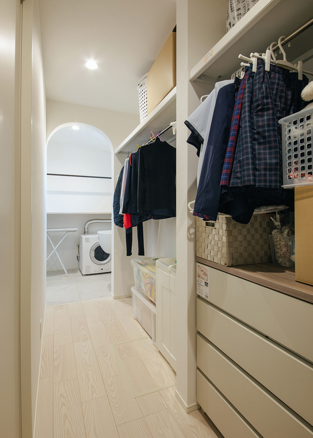 アイ工務店【デザイン住宅、間取り、平屋】ランドリールームのすぐ隣にあるウォークインクローゼット。なんとクローゼットの先には主寝室があり、起きたらすぐにクローゼットやランドリールーム、洗面へとアクセスできる間取りになっている