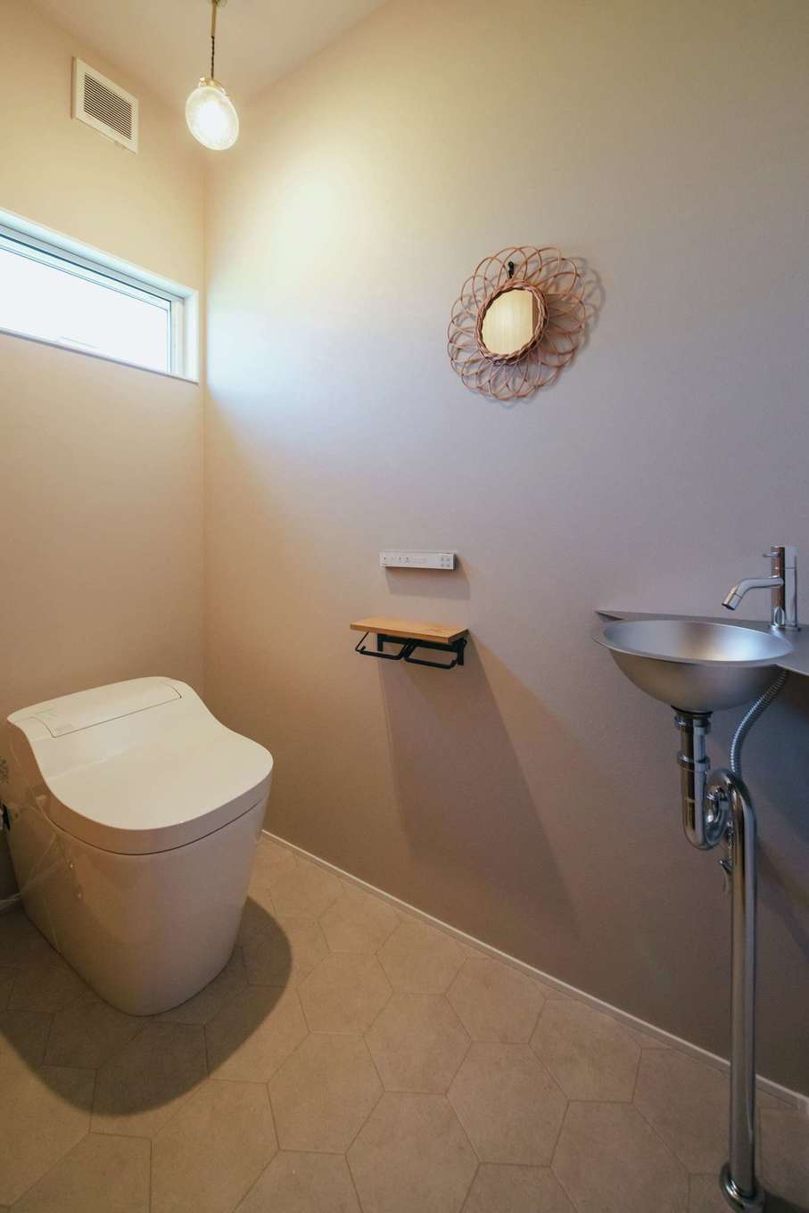 will建築工房【デザイン住宅、省エネ、間取り】トイレは内装をグレーで統一し、手洗いコーナーや鏡、照明で個性を演出