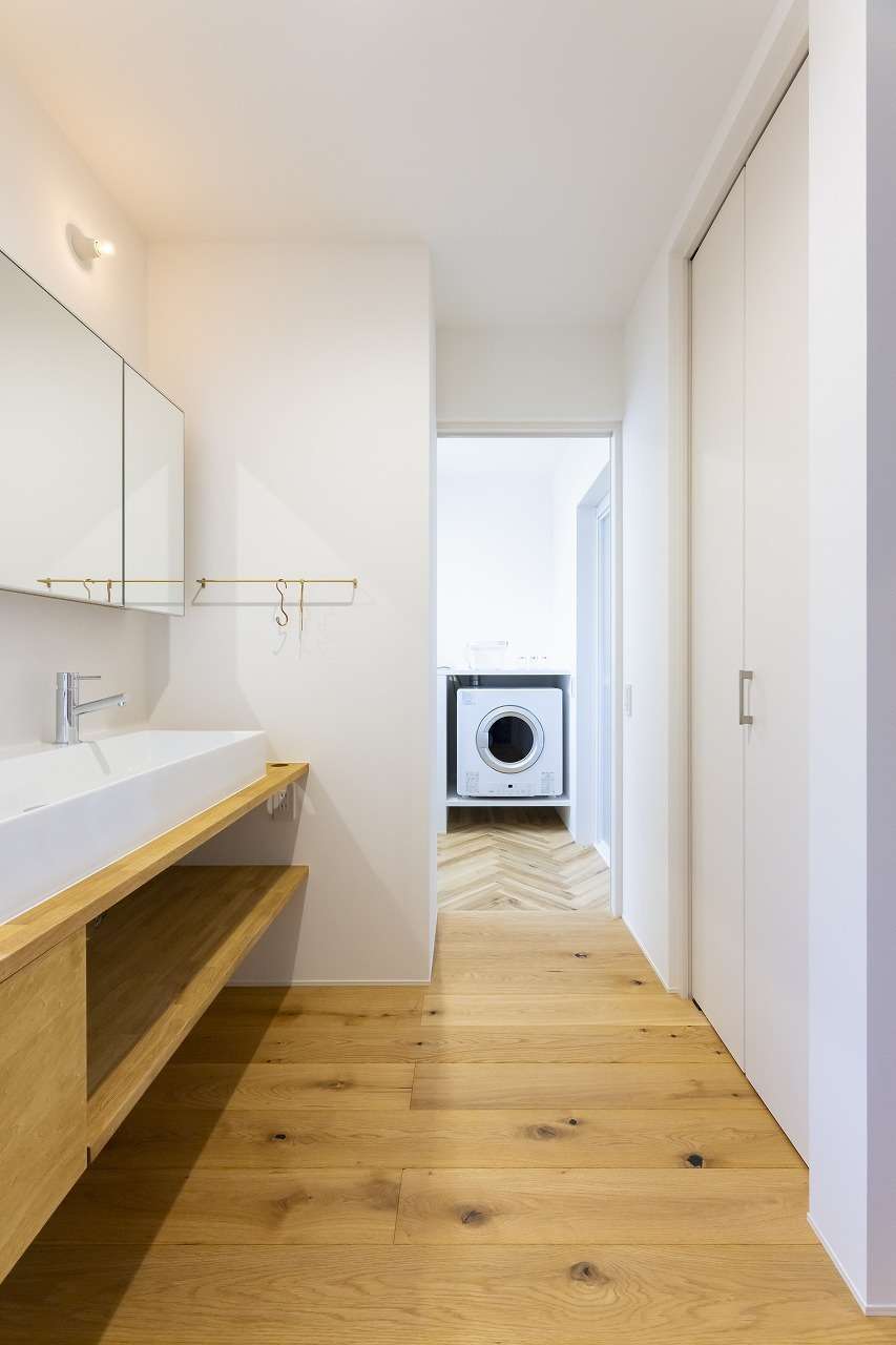 温戸ライフ【子育て、狭小住宅、インテリア】造作の洗面コーナー、ランドリースペースなどの水回りも2階にまとまっているため、家事が楽にできる