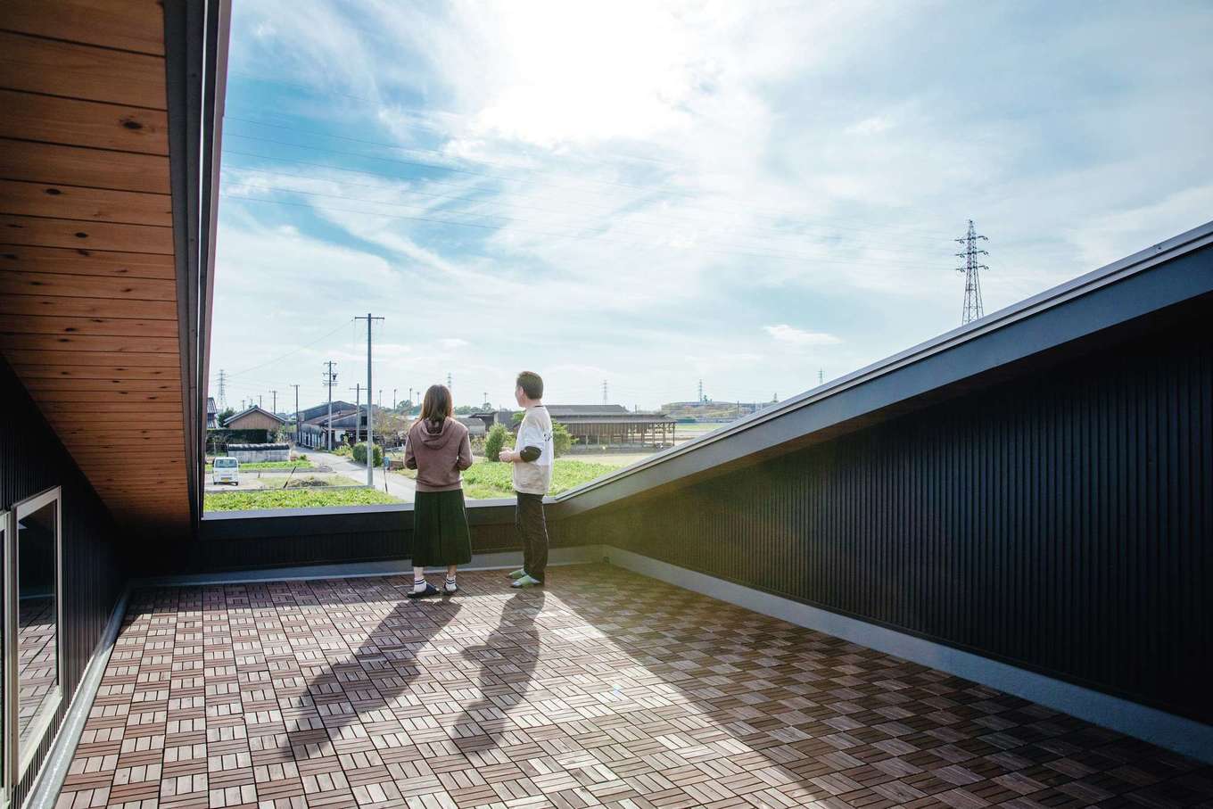 丸洋建設 ハウスオブハウス【デザイン住宅、自然素材、平屋】14畳分はあるスカイバルコニー。夏は花火大会の特等席に。平屋でも設計次第でこんなボーナス空間が実現できる
