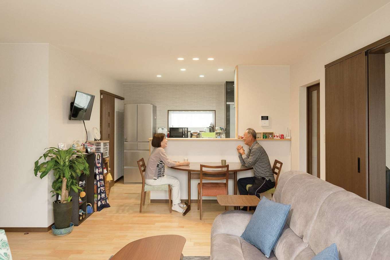 片山建設【夫婦で暮らす、間取り、平屋】床に敷き詰められたヒノキの香りが気分を軽くする。キッチンの横に水回りを連続させ、家事効率をアップ。ダイニングテーブルは半円タイプを採用した