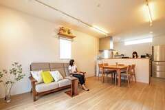 自然光を取り入れる窓の位置や明るすぎない照明など、光にこだわったLDK