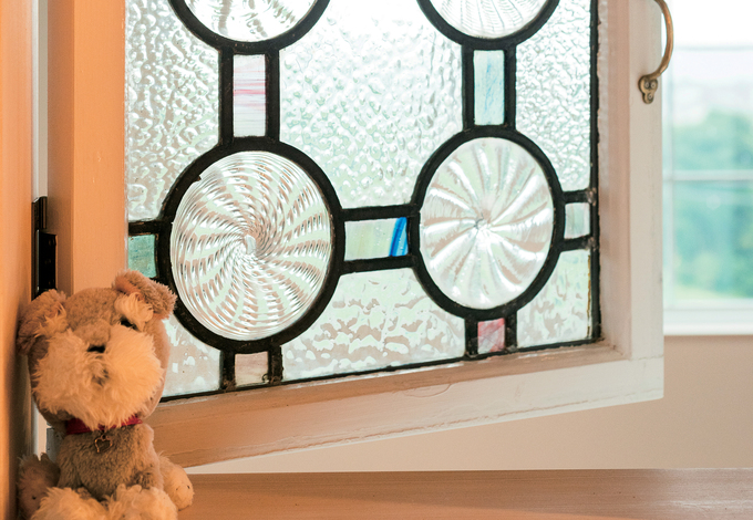 富士ホームズデザイン｜パーツのほとんどは同社運営のインテリアショップ「ラ シュエット フジ」でセレクト。LDKの照明はベルギーの工場で使われていたもので、ステンドグラスは100年以上の時を越えたアンティーク