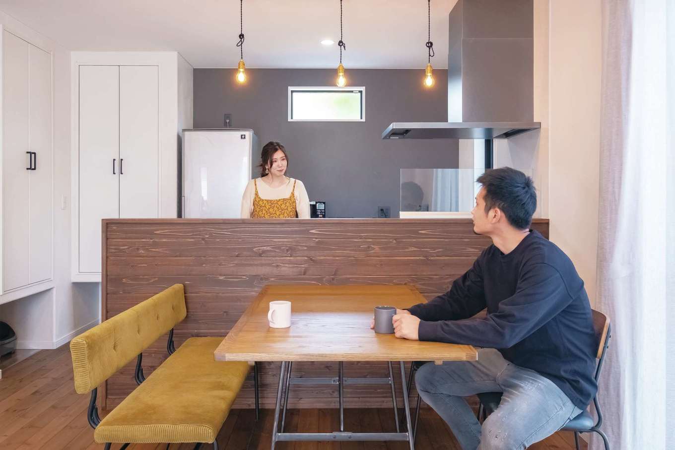 藤田建設（ラフェルム沼津）【デザイン住宅、自然素材、ペット】カフェ風インテリアが落ち着くリビングを囲むのは、人にも動物にもやさしく安心な自然素材の塗り壁。サンゴの調湿効果で、家全体がしっとりと気持ちのいい空気に包まれている