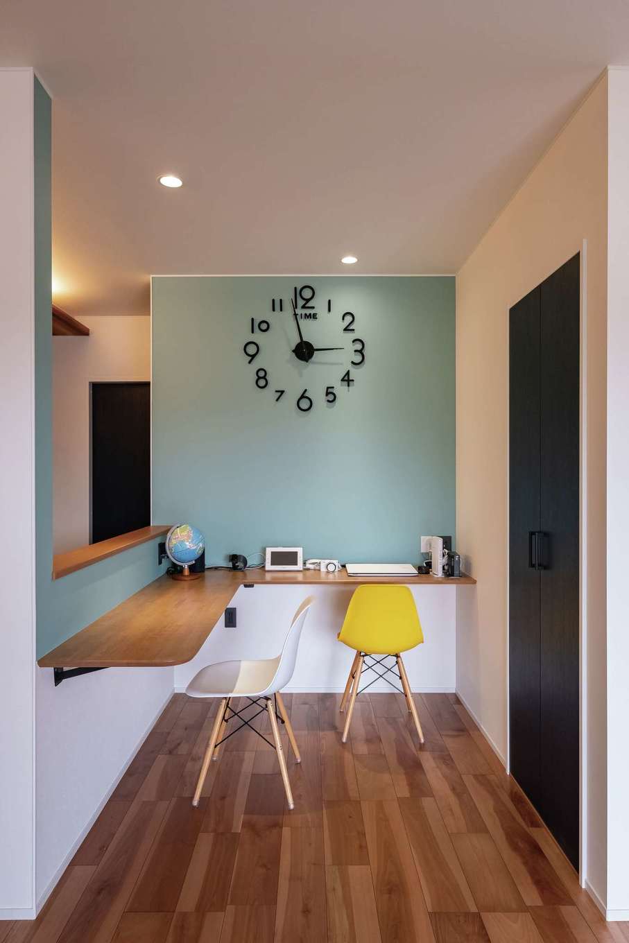 臼幸産業【デザイン住宅、省エネ、間取り】リビングでは、構造上必要な柱を、空間づくりに巧みに利用した。
木目のカウンターを設置し、おしゃれなスタディコーナーに