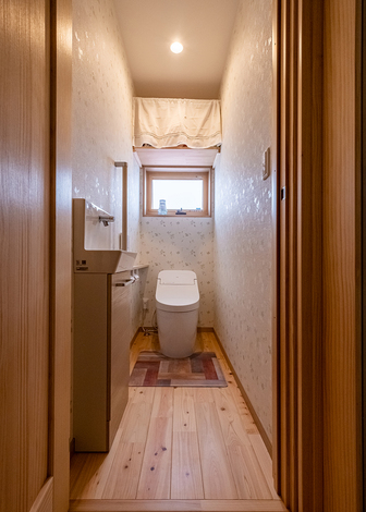 ナチュラルなトイレには専用手洗いやバリアフリーを考慮した手摺を設置