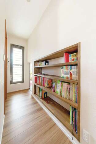 最終段階で追加してもらった本棚は、作って良かったと実感