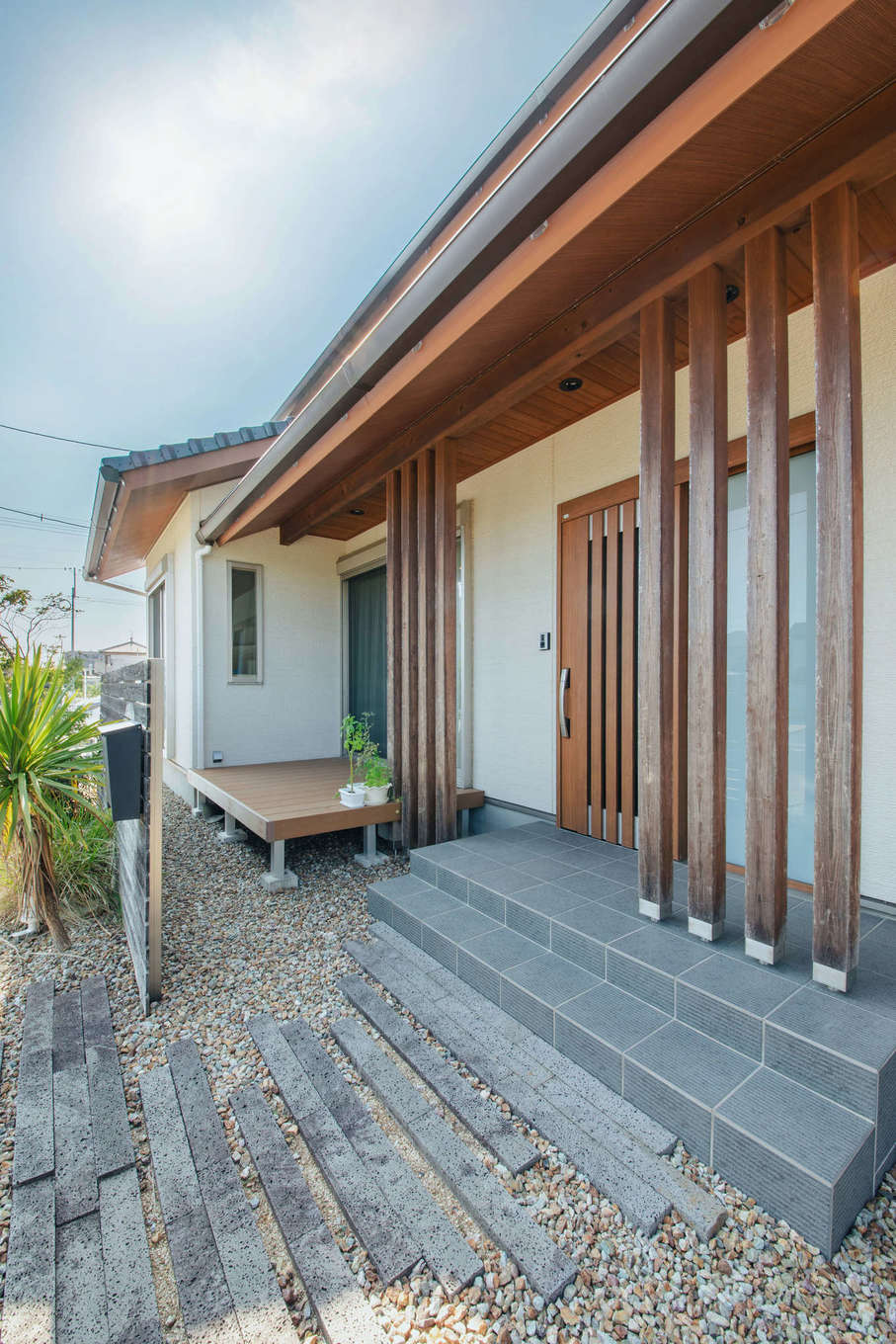 エフエフ住宅【子育て、和風、自然素材】玄関ポーチの並びに設けたウッドデッキ