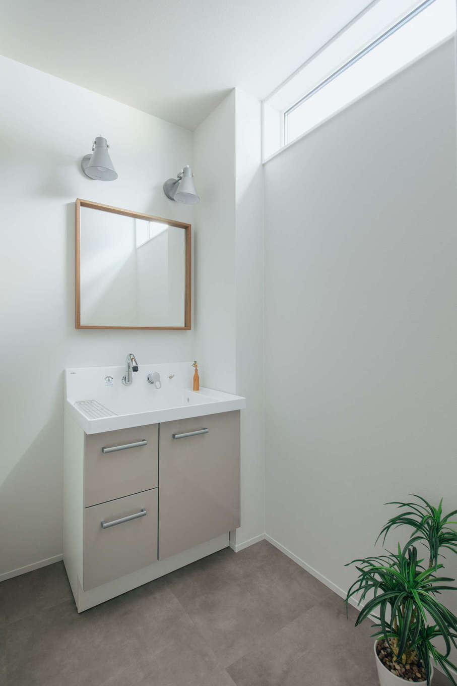 DAITOKU（大得工務店）【デザイン住宅、子育て、間取り】十分な光を確保した1階の洗面コーナー。窓からの周囲の視線を気にすることなく明るさをキープできるように設計した