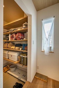 実用的な土間収納。アウトドア用品や雑貨をすっきりと整理できるスペースが確保されている。