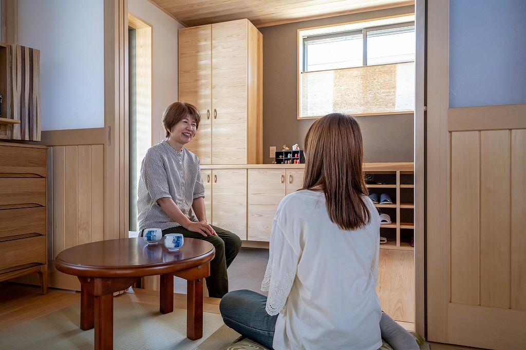 玄関とつながる、多用途に使える和室