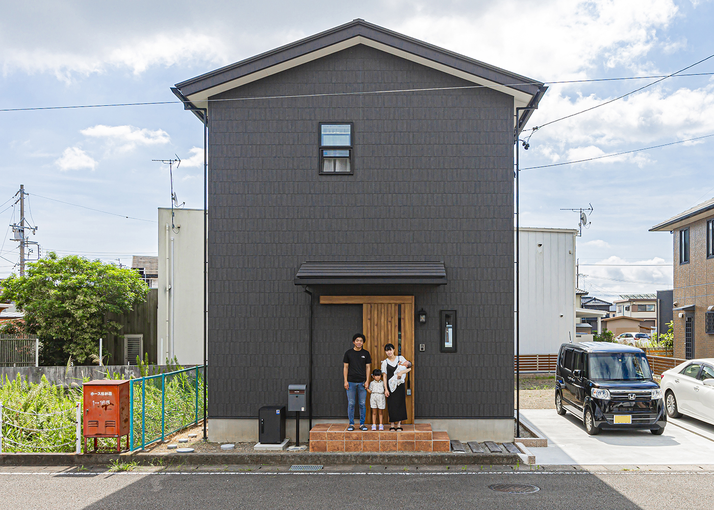 cozy house（小塚建設）【子育て、間取り、インテリア】外観はご主人の好みに合わせてブラックにブラウンをアクセントにした。室内とのギャップも楽しめる