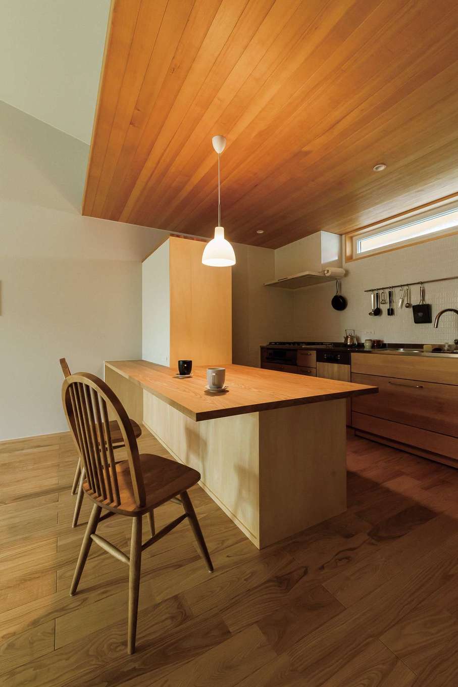 仲田工務店【趣味、間取り、平屋】キッチンの下がり天井がアクセントに
