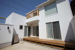 庭は建物と塀で覆い、プライバシーを確保。ウッドデッキも広々と設け、プライベートな寛ぎ時間をゆったりと楽しめる