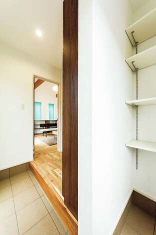 土間収納とシューズボックスのある玄関。玄関ドアの位置から土間収納は死角になっている