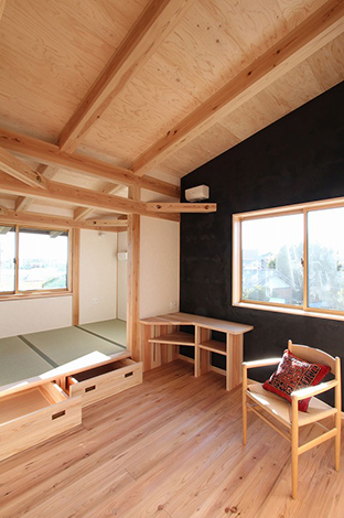 アクトホーム【和風、自然素材、ペット】Ｎさんの部屋。隣り合う３帖の和室は小上がりとし、足元には収納を設けた。 また、２階は屋根断熱により勾配天井とし、登り梁仕様とすることで空間に縦の広がりを持たせた