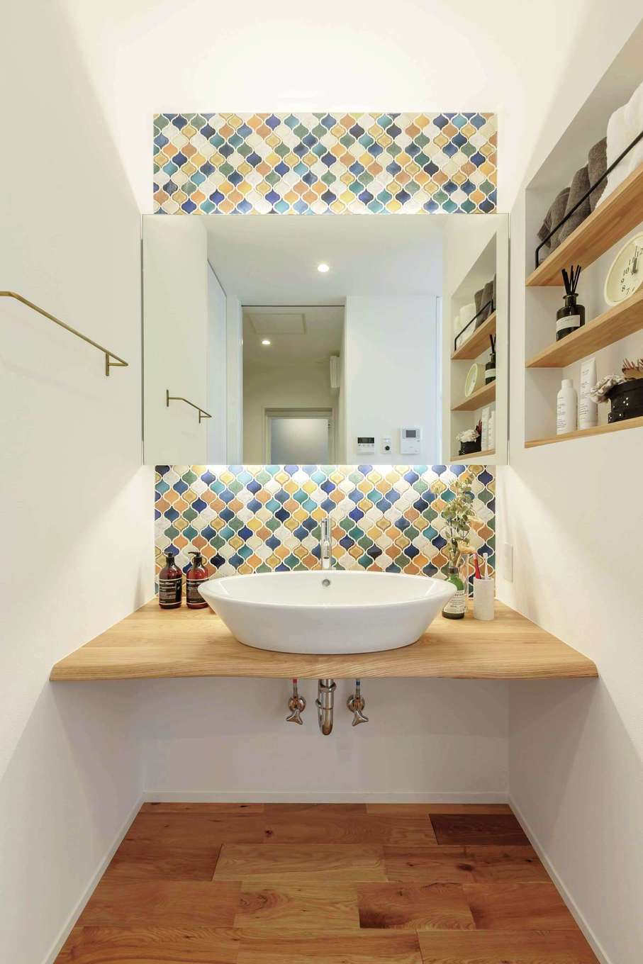 ARRCH アーチ【狭小住宅、建築家、平屋】モザイクタイルと間接照明でシンプルな空間に彩りをプラスした洗面スペース