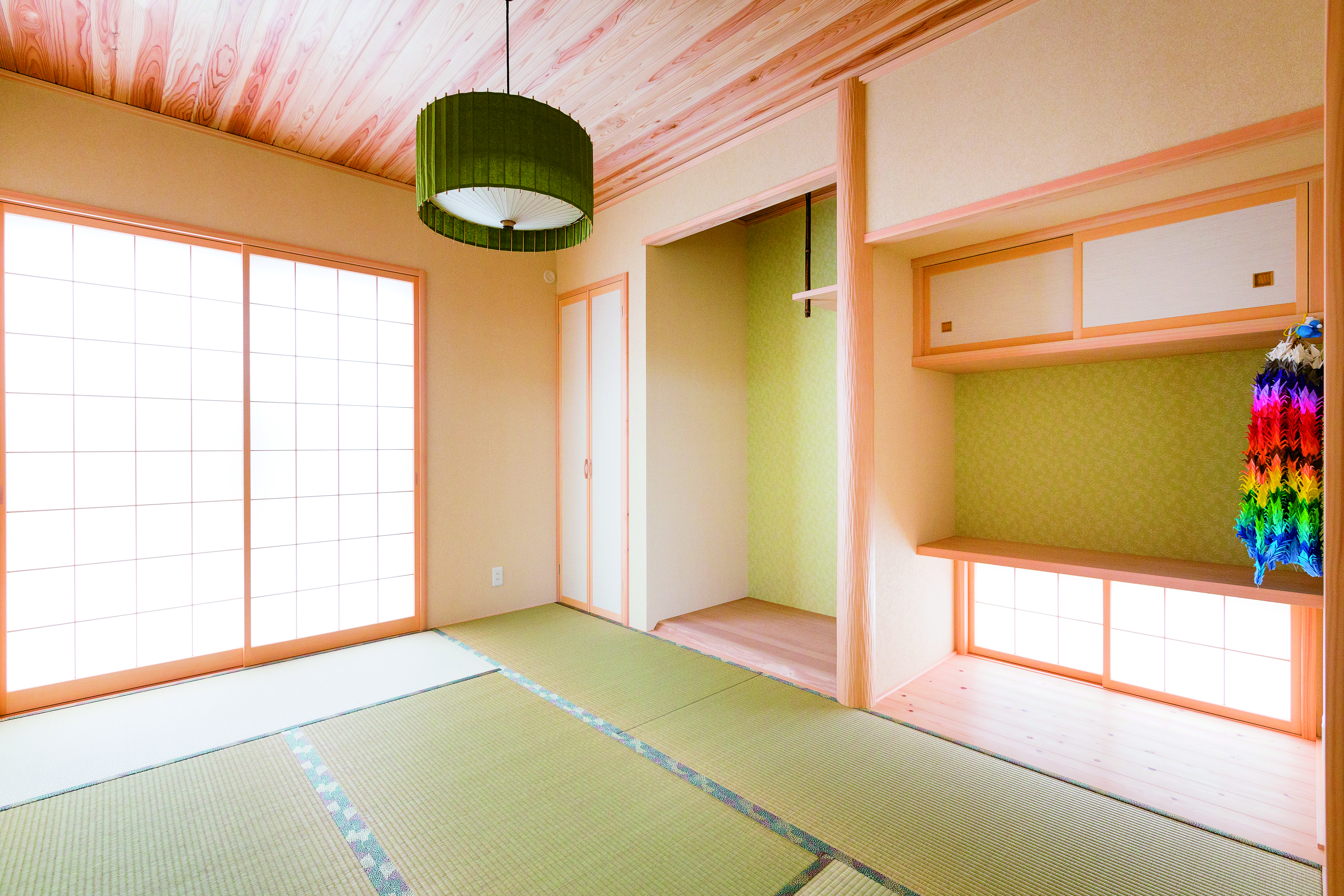 ひだまり工房【デザイン住宅、子育て、平屋】来客時には客間にもなる和室。木のあたたかさと畳の香りに心安らぐ空間です。