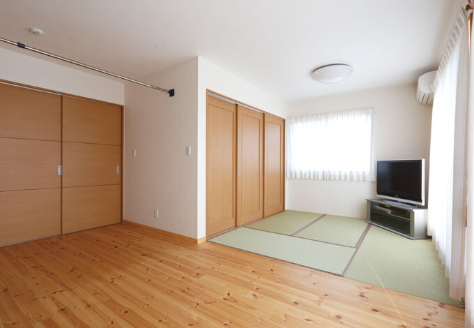 もともとベッドは考えていなかったので、夫婦の寝室は畳のスペースとフローリングの両方に