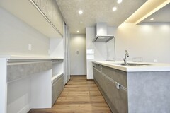 シンプルで洗練されたデザインのキッチン。収納スペースが豊富で、機能的なワークスペースが確保されている。