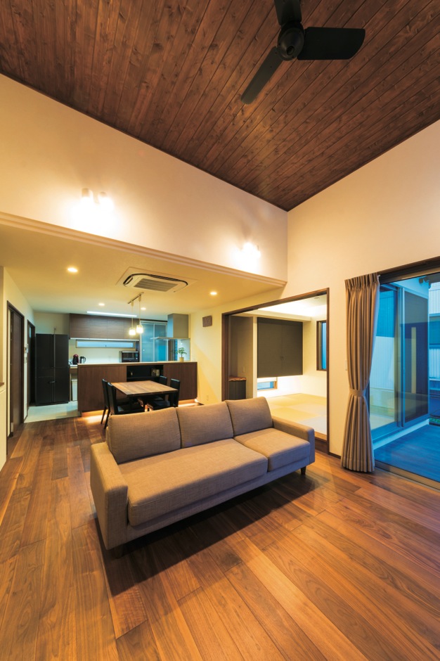 -delphi- デルフィ（藤井建築事務所） 【デザイン住宅、自然素材、建築家】木材を扱う会社に勤務するご主人が、いつか建てる自分の家のために用意していたヒノキを天井に使用。長く暮らしていく家だから、床も天井も、自分たち好みの落ち着いた色をチョイスした