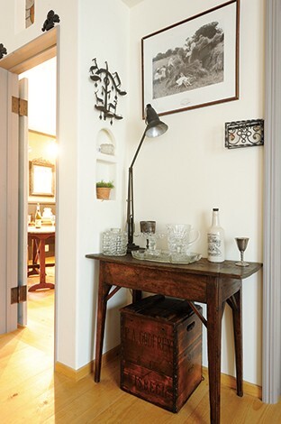 白い壁にアンティークが映える。ニッチの使い方もお洒落