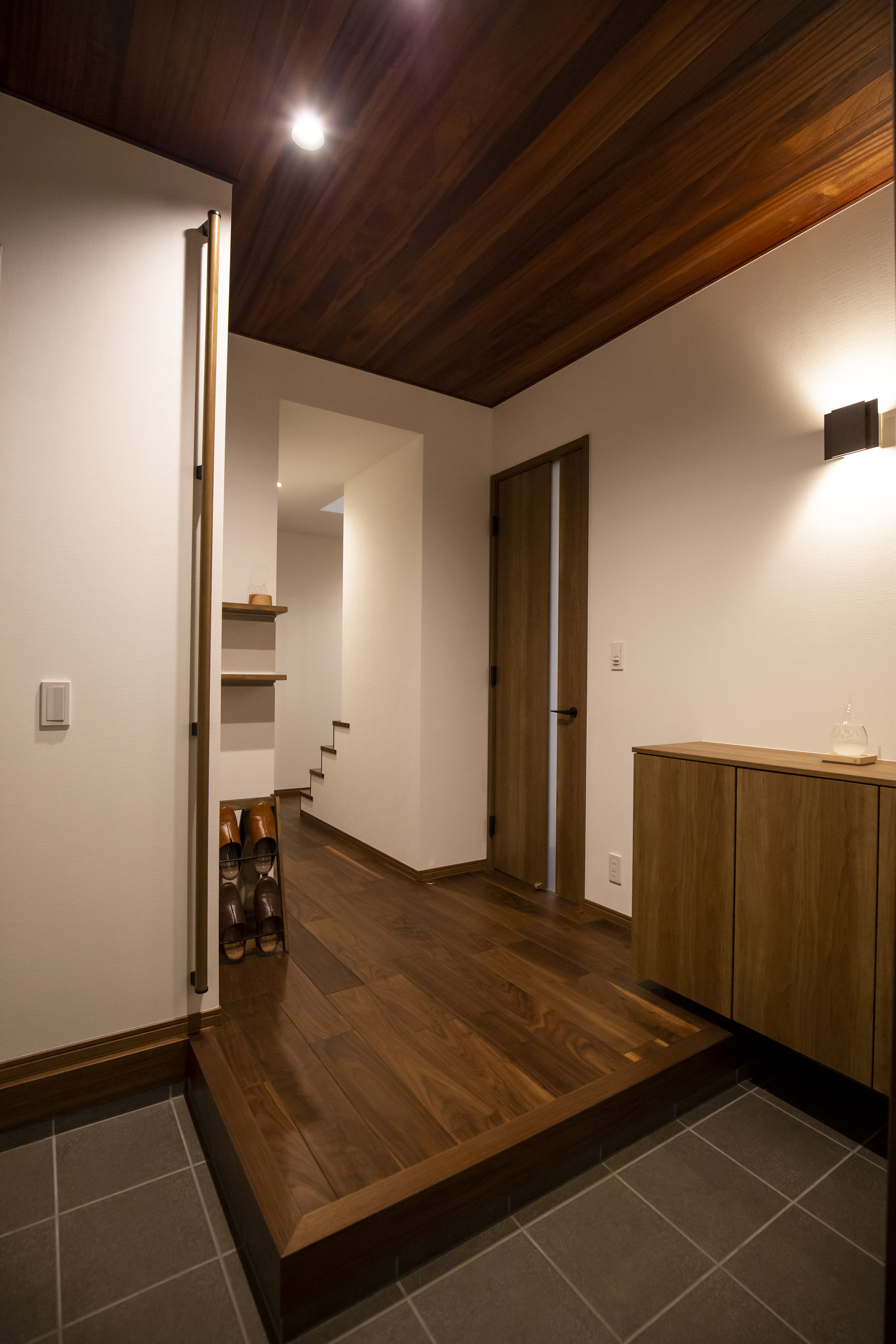 トヨタウッドユーホーム｜ゆったりとした玄関ホール。家族でお出かけの際に小さなお子さまが靴を履くのを手伝ったり、来客でたくさんの人が訪れた際も窮屈に感じず、玄関を使うことが出来ます。