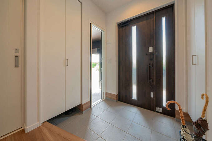 ガレージから直接出入りできる玄関