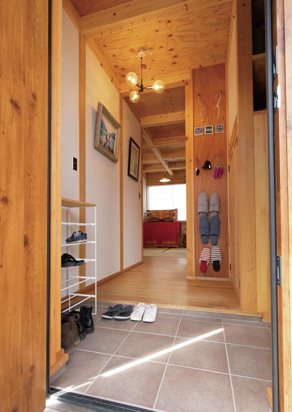 サイエンスホーム【子育て、趣味、自然素材】右手には大容量で機能的なシューズクローク。スリッパや鍵などを収納する棚も造作